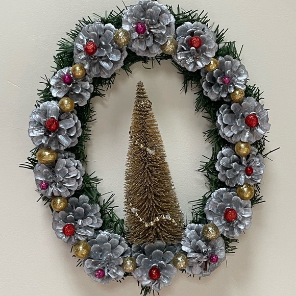 Christmas Holiday Pinecones Wreath - Picture 1 of 2